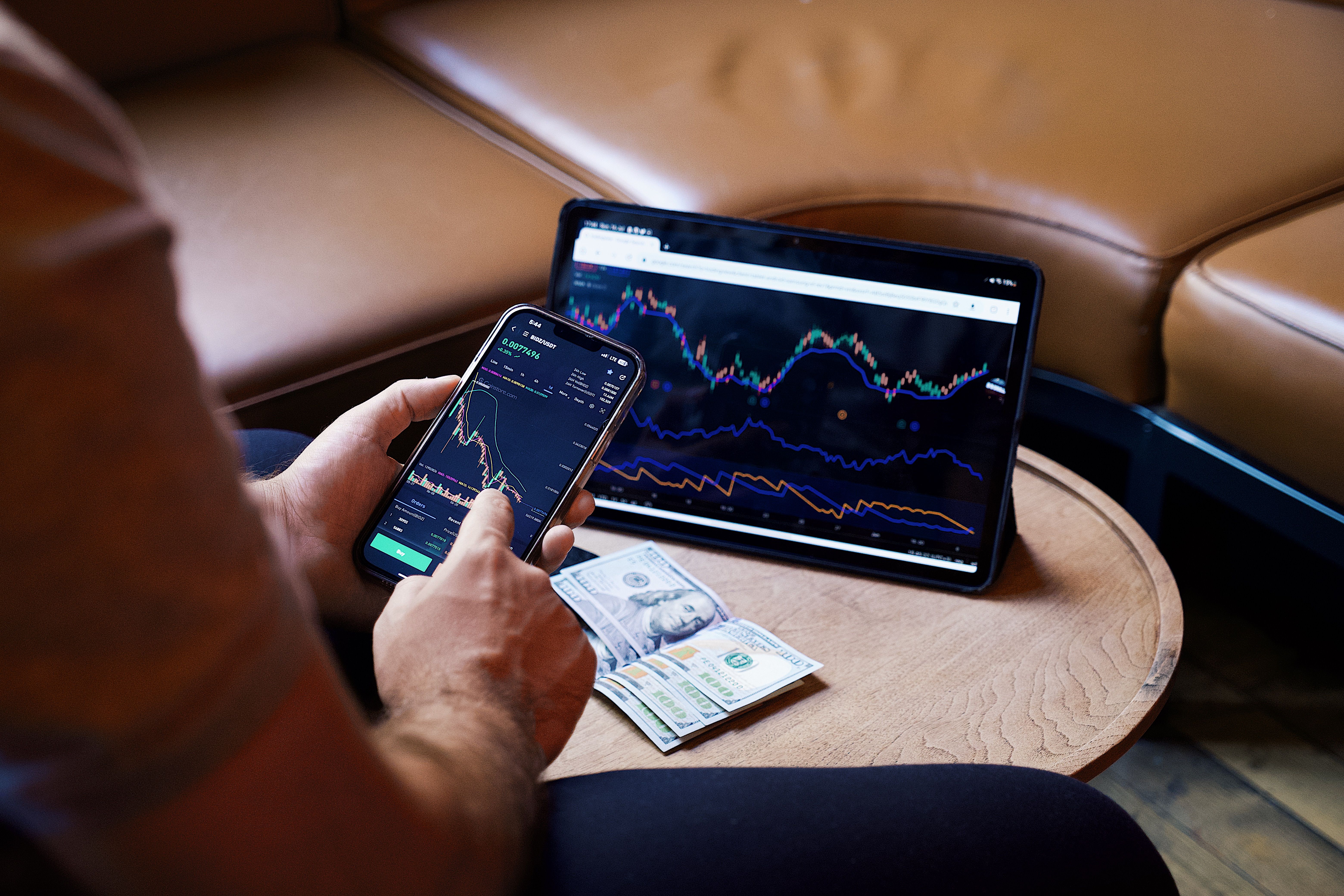 Investor monitoring live markets